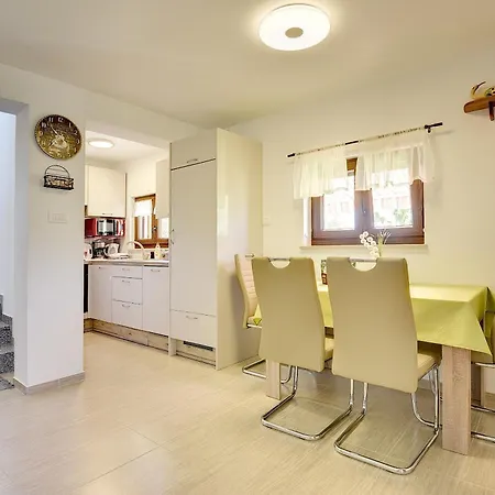 Family Friendly House With A Parking Space - 22738