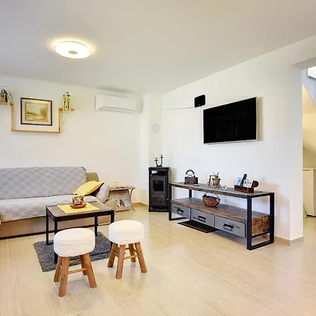 Family Friendly House With A Parking Space - 22738 Vakantiehuis