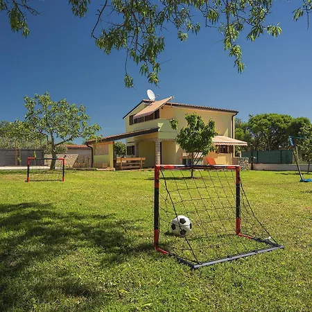 Family Friendly House With A Parking Space - 22738