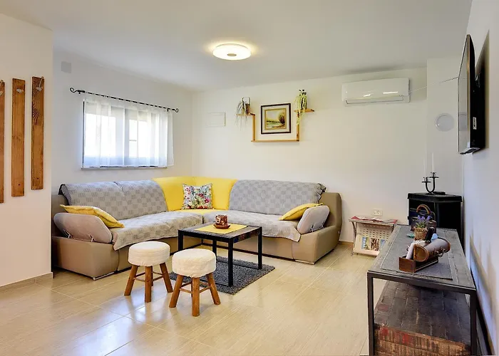 Family Friendly House With A Parking Space - 22738 פולה
