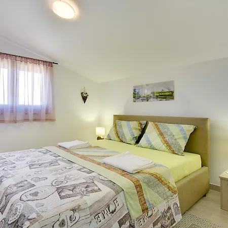 Family Friendly House With A Parking Space - 22738 * プーラ