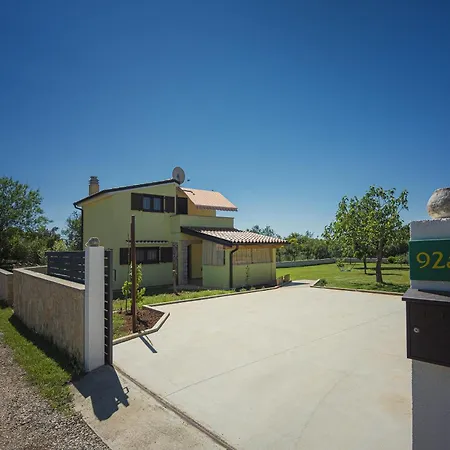 Дом отдыха Family Friendly House With A Parking Space - 22738 *