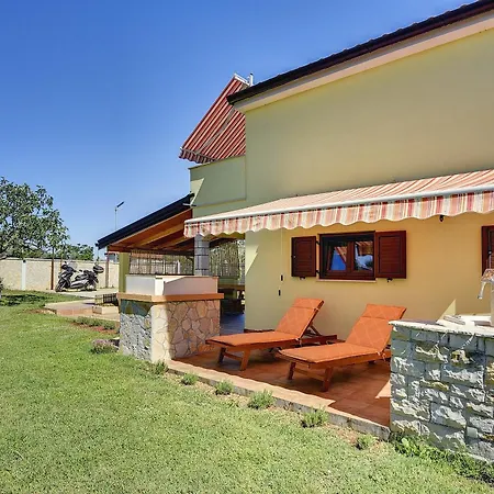 Дом отдыха Family Friendly House With A Parking Space - 22738 *