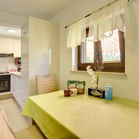 Family Friendly House With A Parking Space - 22738 * Pola