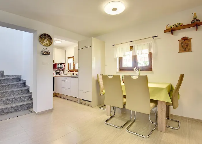 Family Friendly House With A Parking Space - 22738