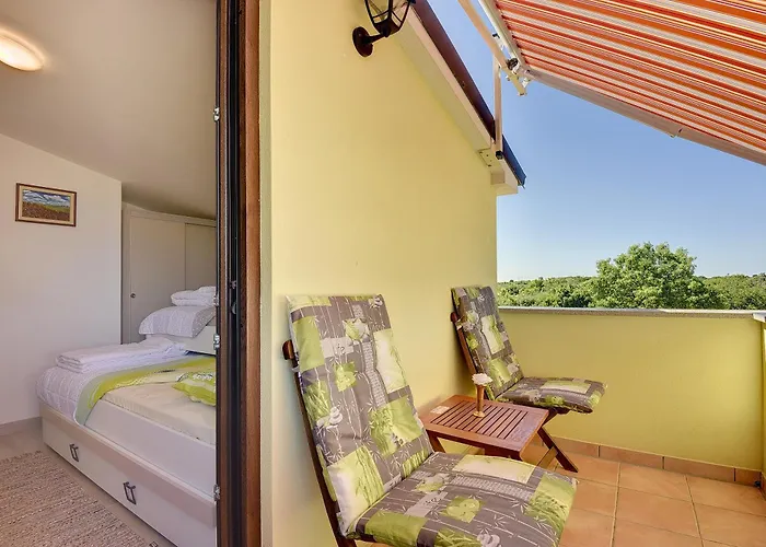 Family Friendly House With A Parking Space - 22738 Semesterbostad Pula